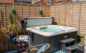 Seaside Escapes - With Relaxing Hot Tub!